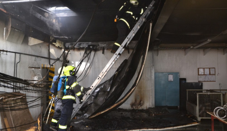 Požár střechy v Chrastavě napáchal několikamilionovou škodu. Foto: HZSLK