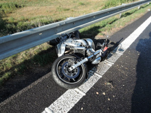 U Bílého Kostela se poranil motocyklista, střetl se s autem. Foto: HZSLK