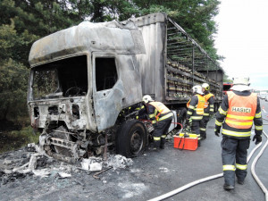 Škoda jde do milionů. Na rychlostce shořel kamion plný piva