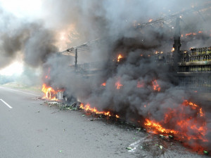 Škoda jde do milionů. Na rychlostce shořel kamion plný piva. Foto: HZSLK