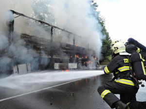 Škoda jde do milionů. Na rychlostce shořel kamion plný piva. Foto: HZSLK