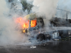 Škoda jde do milionů. Na rychlostce shořel kamion plný piva. Foto: HZSLK