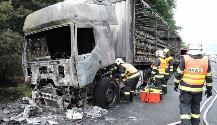 Škoda jde do milionů. Na rychlostce shořel kamion plný piva. Foto: HZSLK