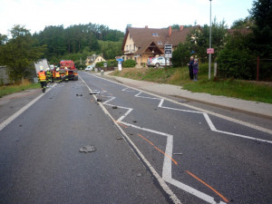 Ve Lvové se srazil kamion s osobákem, nafta unikla do luk. Foto: HZSLK