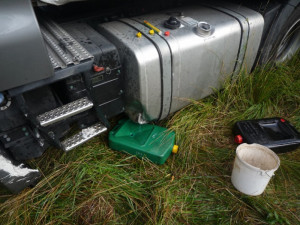 Ve Lvové se srazil kamion s osobákem, nafta unikla do luk. Foto: HZSLK