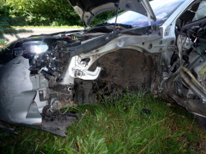 Ve Lvové se srazil kamion s osobákem, nafta unikla do luk. Foto: HZSLK