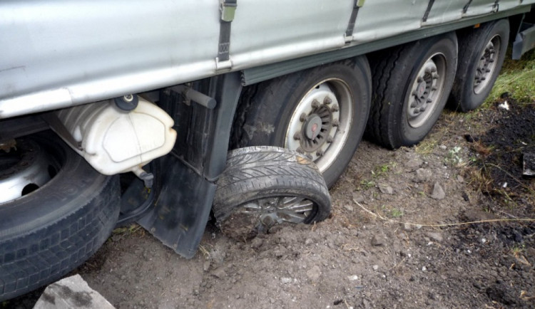 Ve Lvové se srazil kamion s osobákem, nafta unikla do luk. Foto: HZSLK