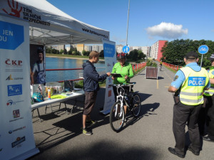 Ve čtvrtek na cyklostezce u jablonecké přehrady poradili cyklistům městští strážníci společně s Týmem silniční bezpečnosti