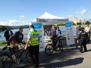 Ve čtvrtek na cyklostezce u jablonecké přehrady poradili cyklistům městští strážníci společně s Týmem silniční bezpečnosti
