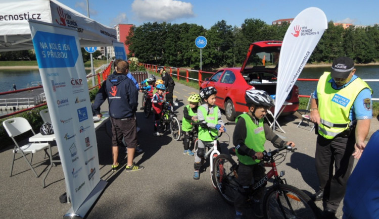 Ve čtvrtek na cyklostezce u jablonecké přehrady poradili cyklistům městští strážníci společně s Týmem silniční bezpečnosti