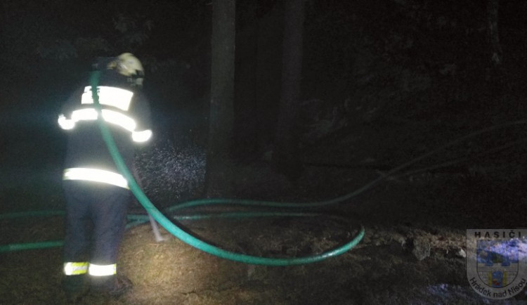Požár hrabanky u Hrádku zaměstnal tři jednotky hasičů. Foto: HZSLK
