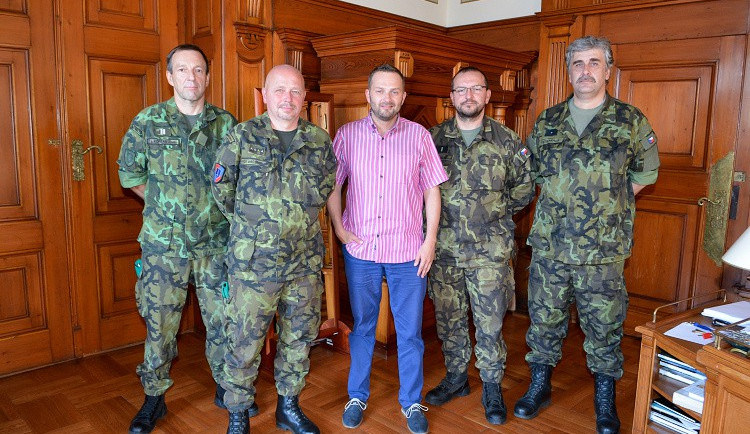 Primátor se záložníky 141. pěší roty