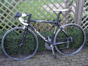 závodní silniční kolo MASSINI, černé barvy, hmotnost 7,6 kg, karbonový rám i vidlice, výška 50 cm, 10 rychlostní zařízení Campagnolo Centaur, nové sedlo