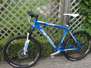 pánské jízdní horské kolo MERIDA MATTS TFS100, modré barvy, kotoučové brzdy, pružná vidlice, osazení Shimano SFI, velikost rámu 20, pořízeno v roce 2012