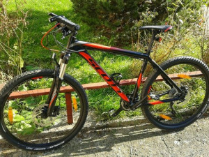jízdní kolo SCOTT SCALE 770 MTB, registrované v registru kol, barvy černo-červené, kotoučové brzdy, zamykání odpružení na řidítkách, černé rohy