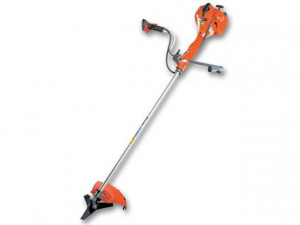 benzínový křovinořez, červené barvy, OLEO-MAC BC 380 T, kolem popruhů černá páska, stáří 2,5 roku