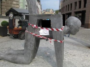 Sochu (A)symbiont před radnicí zničil neznámý vandal