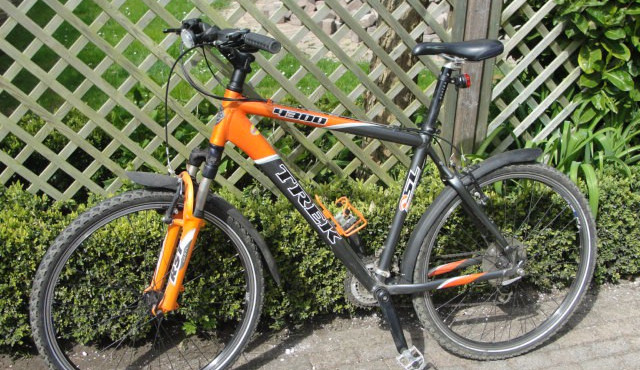 pánské jízdní horské kolo TREK 4300, oranžové barvy, přední odpružené vidlice,
