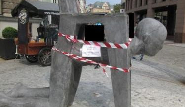 Sochu (A)symbiont před radnicí zničil neznámý vandal. Foto: Policie ČR