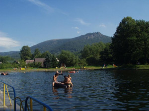 Koupališti v Hejnicích dochází voda, hladina klesla na polovinu