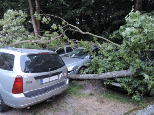 Kmen stromu zdemoloval čtyři auta v Rochlici. Foto: HZSLK