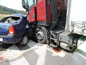 Tragická nehoda. Spolujezdkyně nepřežila srážku s kamionem