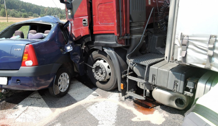 Tragická nehoda. Spolujezdkyně nepřežila srážku s kamionem. Foto: HZSLK