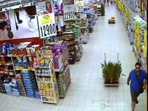 Poznáváte tohohle muže? Policie by si s ním ráda popovídala