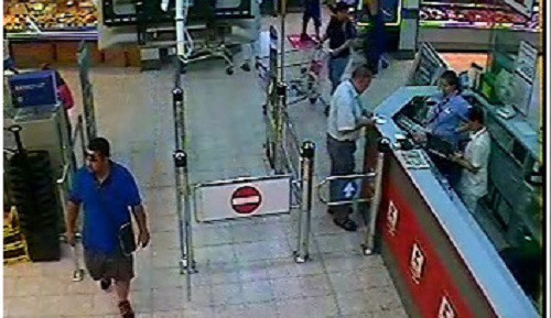 Poznáváte tohohle muže? Policie by si s ním ráda popovídala