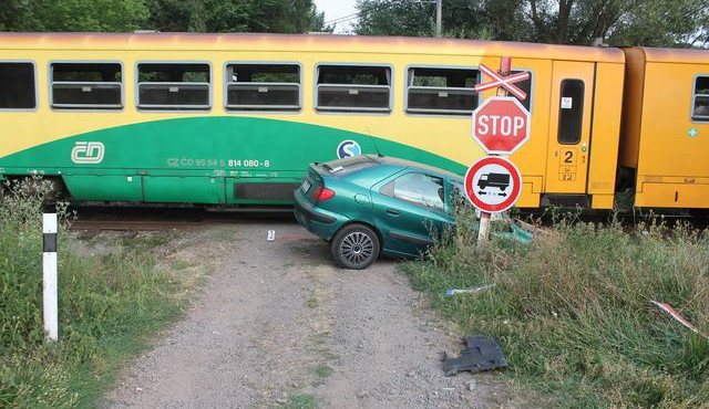 Nepozorný řidič vjel přímo před vlak, zranil se jen lehce. Foto: Policie ČR