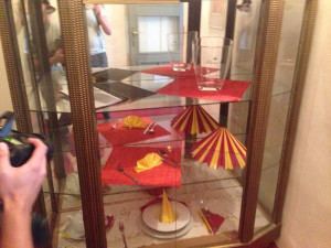 Rozbitá výloha hotelu Praha. Foto: Liberecká Drbna