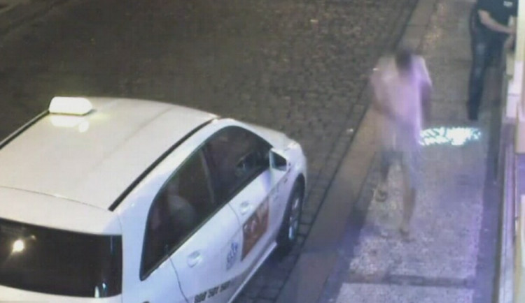 Záznam z kamery zachytil muže, který obtěžoval dívku. Foto: Policie ČR