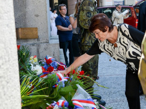 U pomníčku, který připomíná právě začátek okupace Československa, se ve čtvrtek sešly na dvě stovky lidí. „Sám patřím ke generaci, která 21. srpen 1968 nezažila, ale běhá mi mráz po zádech, když si uvědomím, že před sedmačtyřiceti lety Libercem projížděly