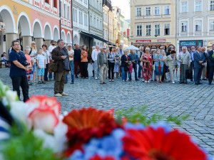 U pomníčku, který připomíná právě začátek okupace Československa, se ve čtvrtek sešly na dvě stovky lidí. „Sám patřím ke generaci, která 21. srpen 1968 nezažila, ale běhá mi mráz po zádech, když si uvědomím, že před sedmačtyřiceti lety Libercem projížděly