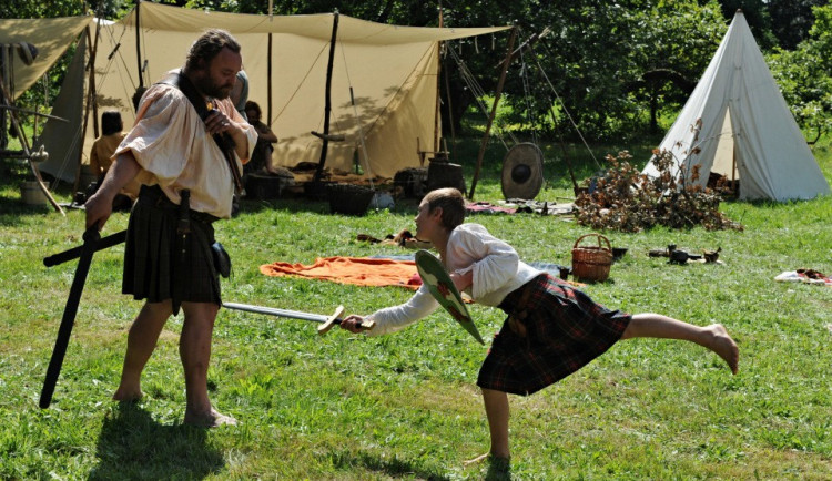 Sychrov ovládli muži v kiltech, sešel se jich rekordní počet