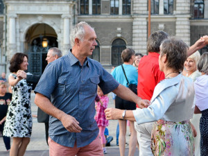 Tančírna přilákala na parket před radnicí desítky Liberečanů