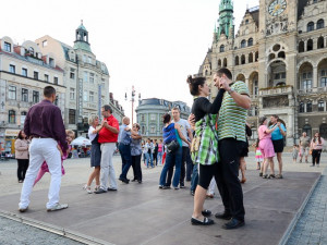 Tančírna přilákala na parket před radnicí desítky Liberečanů