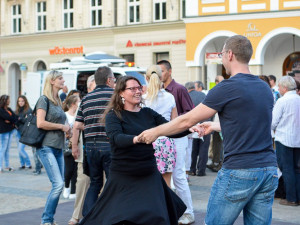Tančírna přilákala na parket před radnicí desítky Liberečanů