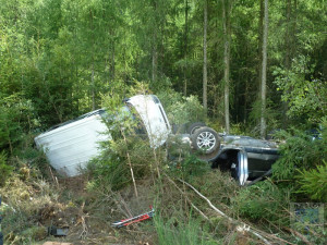 Silnici na Liberec blokovala nehoda. Dvě auta skončila v lese. Foto: Hasiči Hrádek nad Nisou