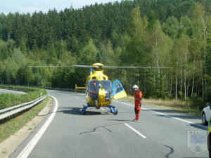 Silnici na Liberec blokovala nehoda. Dvě auta skončila v lese. Foto: Hasiči Hrádek nad Nisou