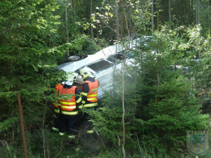 Silnici na Liberec blokovala nehoda. Dvě auta skončila v lese. Foto: Hasiči Hrádek nad Nisou