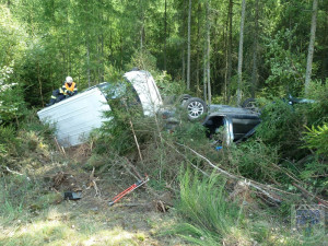 Silnici na Liberec blokovala nehoda. Dvě auta skončila v lese. Foto: Hasiči Hrádek nad Nisou