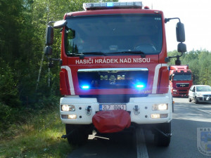 Silnici na Liberec blokovala nehoda. Dvě auta skončila v lese. Foto: Hasiči Hrádek nad Nisou