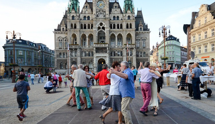 Tančírna přilákala na parket před radnicí desítky Liberečanů