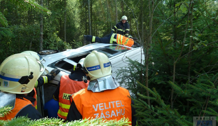 Silnici na Liberec blokovala nehoda. Dvě auta skončila v lese. Foto: Hasiči Hrádek nad Nisou