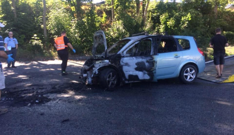U motorestu na průtahu Libercem hořela tři auta. Foto: Marco Zakouřil
