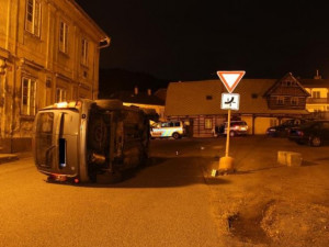 Řidička ujela od nehody, o kus dál převrátila auto na bok. Foto: Policie ČR