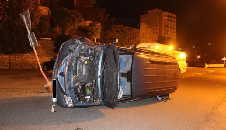 Řidička ujela od nehody, o kus dál převrátila auto na bok. Foto: Policie ČR