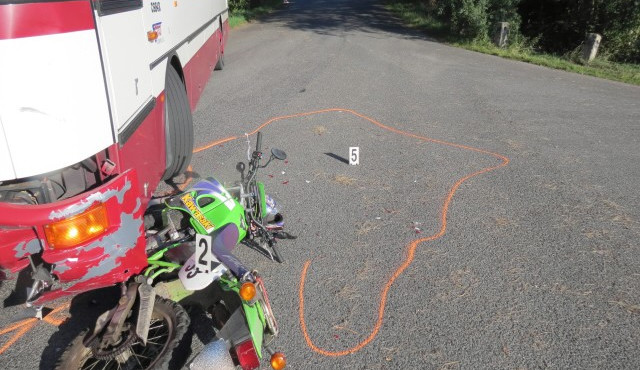 Opilý motocyklista vjel přímo pod autobus. Foto: Policie ČR