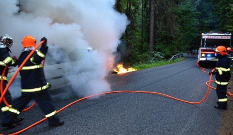 Závada zapříčinila nedělní požár osobního auta. Foto: HZSLK